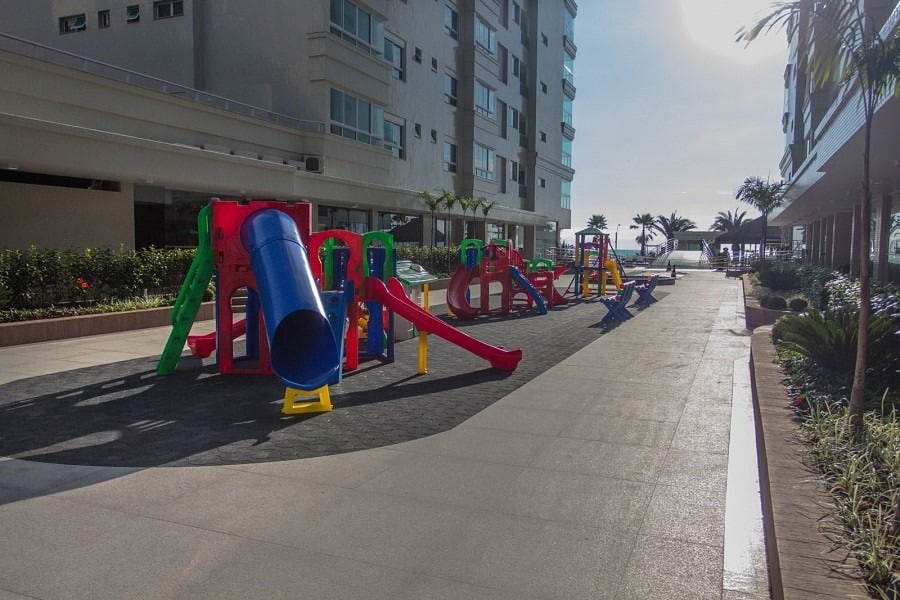 Área infantil do Atlantic Paradise, com playground coberto