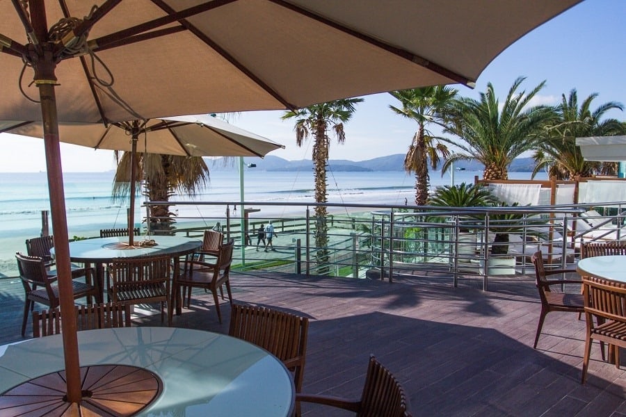 Terraço do bistrô do Atlantic Paradise, com vista para o mar e as montanhas