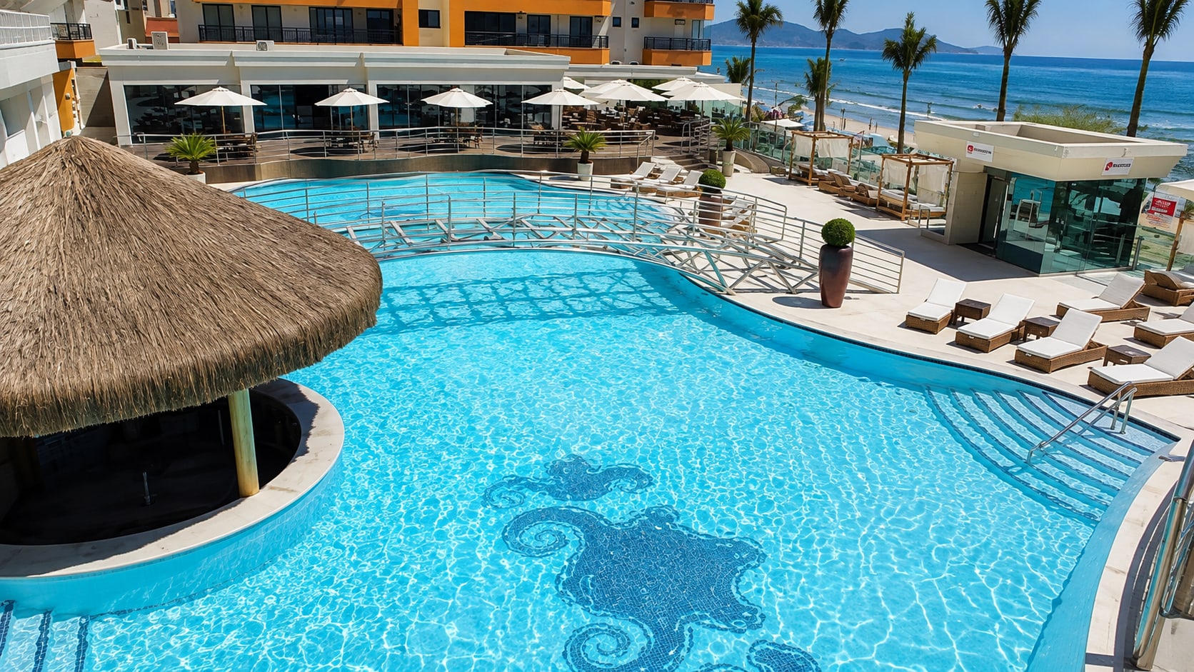 Vista panorâmica do Atlantic Paradise, com piscinas, praia e oceano de Meia Praia