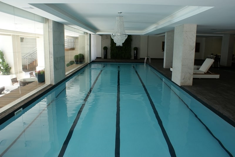 Piscina aquecida coberta do Atlantic Paradise, com raias e colunas de pedra