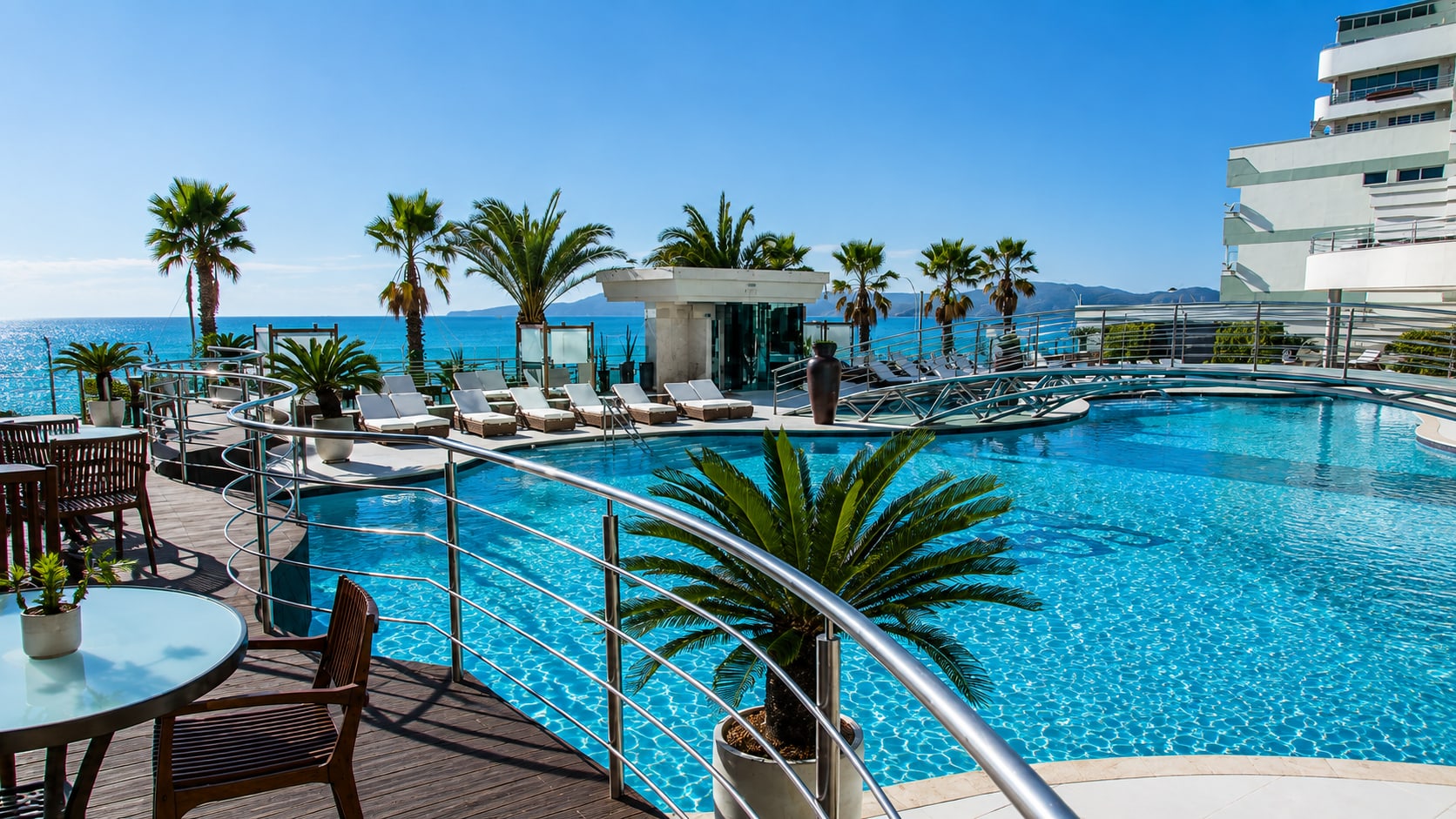 Piscina com bar e vista para o mar no Atlantic Paradise