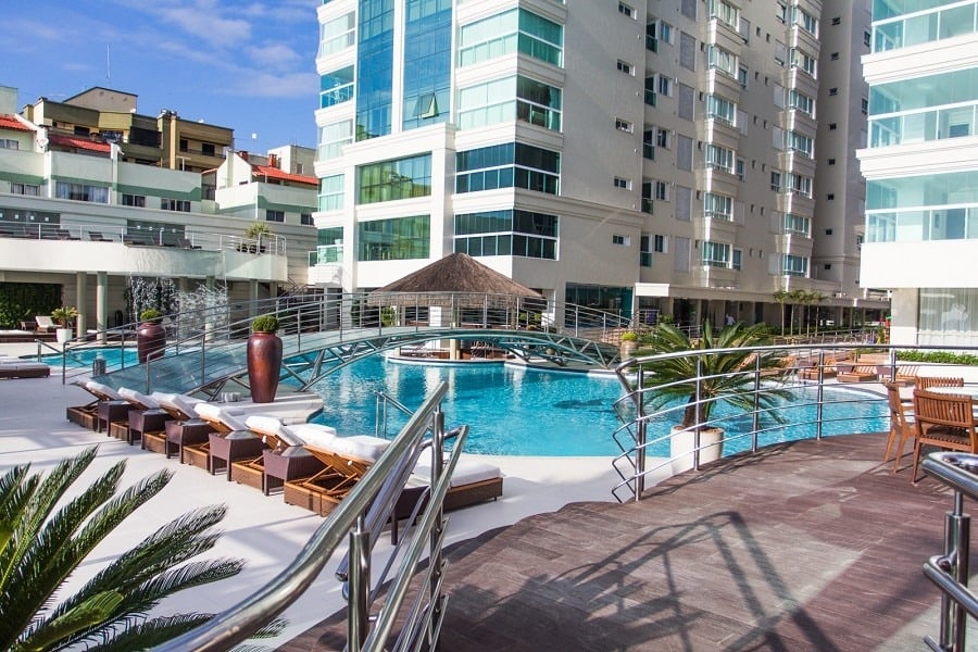 Piscina com passarela e bar de palha do Atlantic Paradise