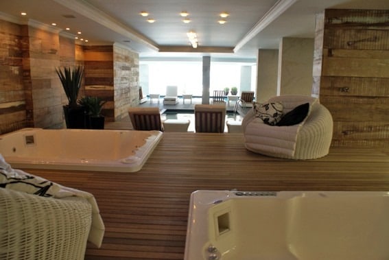 Sala de spa com banheiras de hidromassagem do Atlantic Paradise